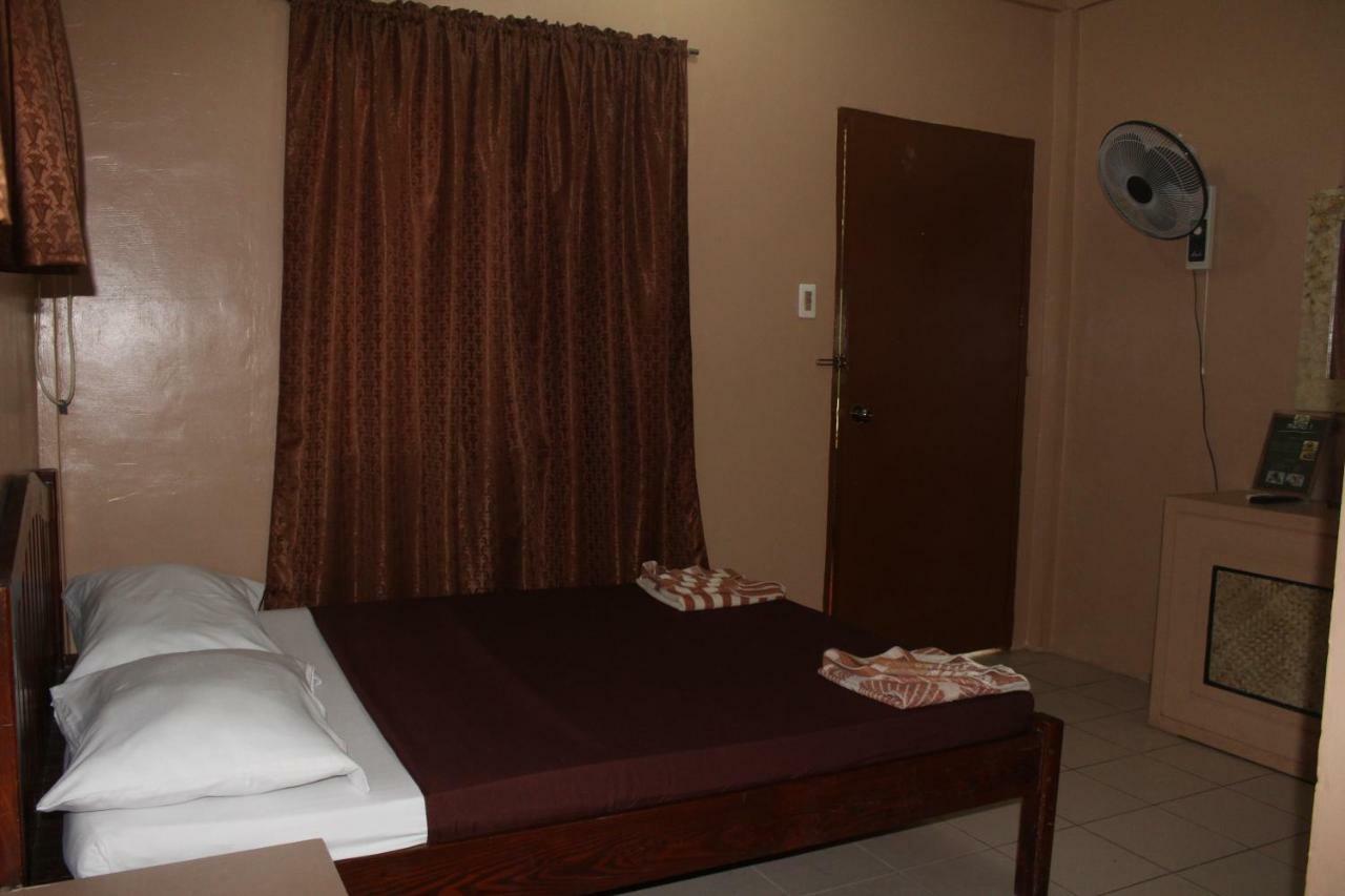 Coron Town Traveller'S Dormitory Exteriör bild